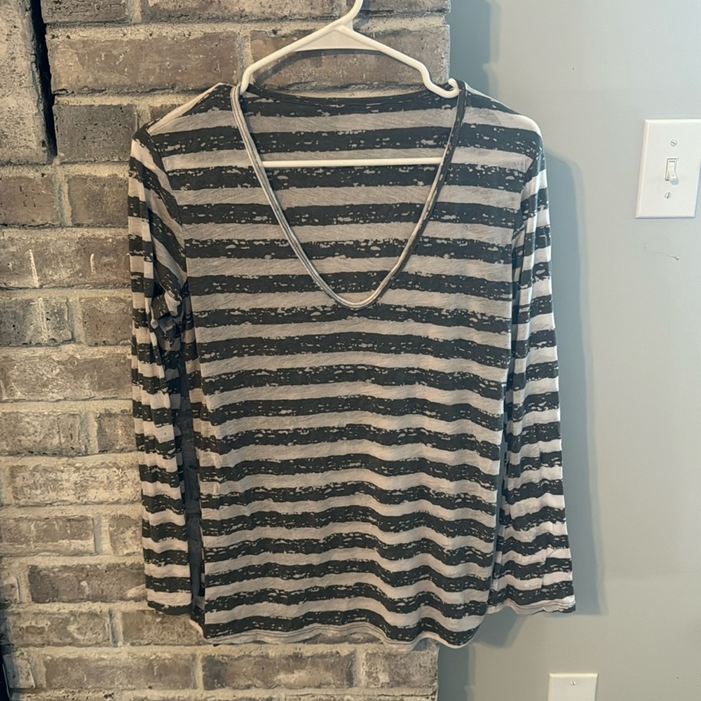 V Neck long sleeve women’s top super cute over cami L